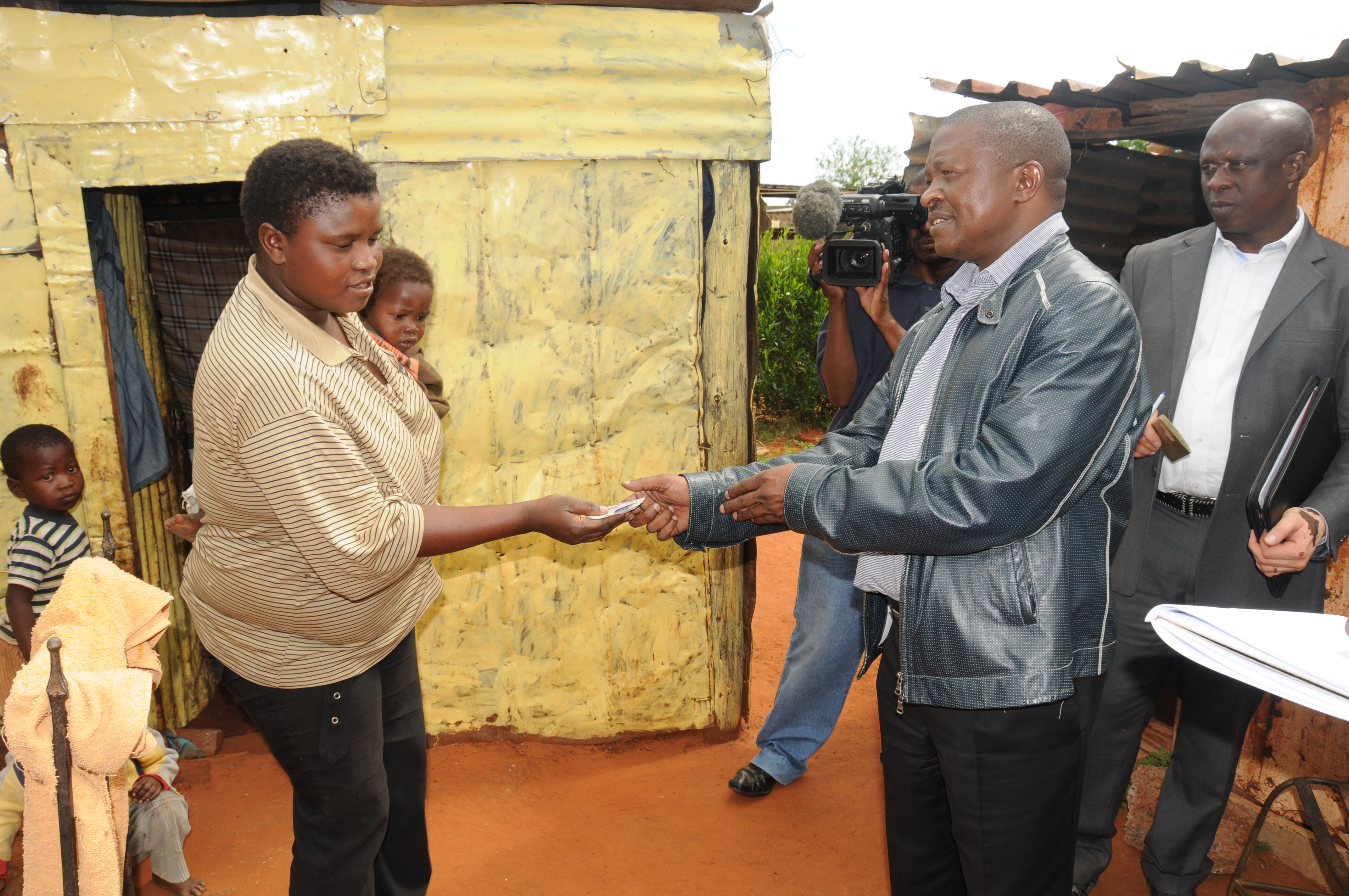 Mpumalanga Premier David Mabuza gives R500 to Ms Annah Marakalala to buy some food