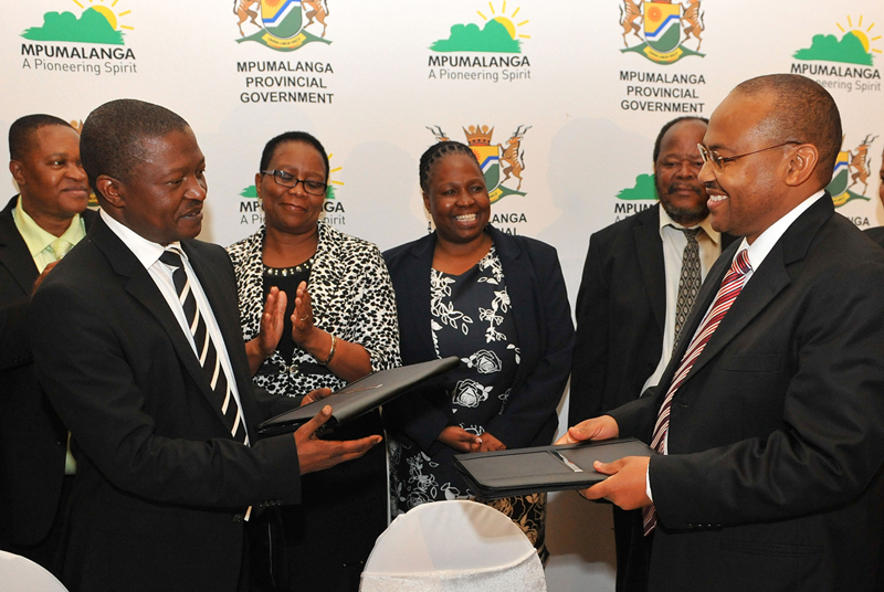 Backrow from the left: MEC for Economic Development, Environment and Tourism Mr. Norman Mokoena; Sasol General Manager, Maureen Mboshane; Executive Mayor of Govan Mbeki Local Municipality; Cllr. Lindi Masina and Executive Mayor of Gert Sibande District Cllr. Meshack Nhlabathi.